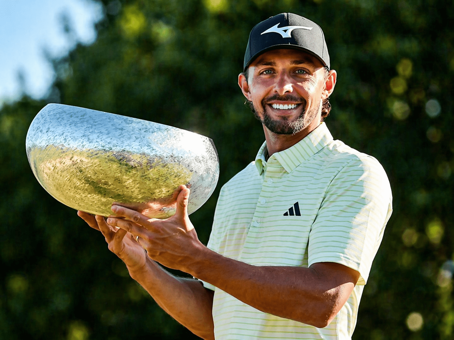 Danish Golf Championship 2026 – Privatflug ab der Schweiz: Sieger mit Pokal auf dem Great Northern Golf Club in Kerteminde, Dänemark.