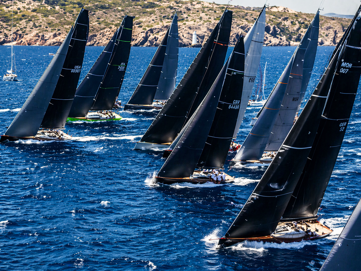 Loro Piana Giraglia 2026 – Privatflug ab der Schweiz: Segelyachten segeln dicht nebeneinander unter vollen Segeln während einer Regatta im Mittelmeer.