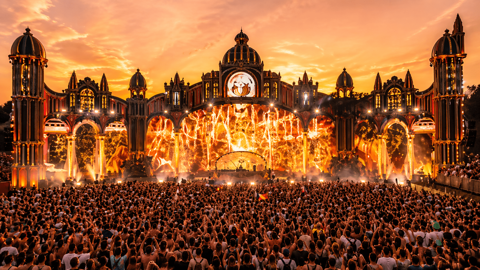 Tomorrowland 2026 – Privatflug ab der Schweiz: Blick auf die beleuchtete Hauptbühne des Tomorrowland Festivals in Boom, Belgien, mit Feuerwerk und Menschenmenge bei Nacht.