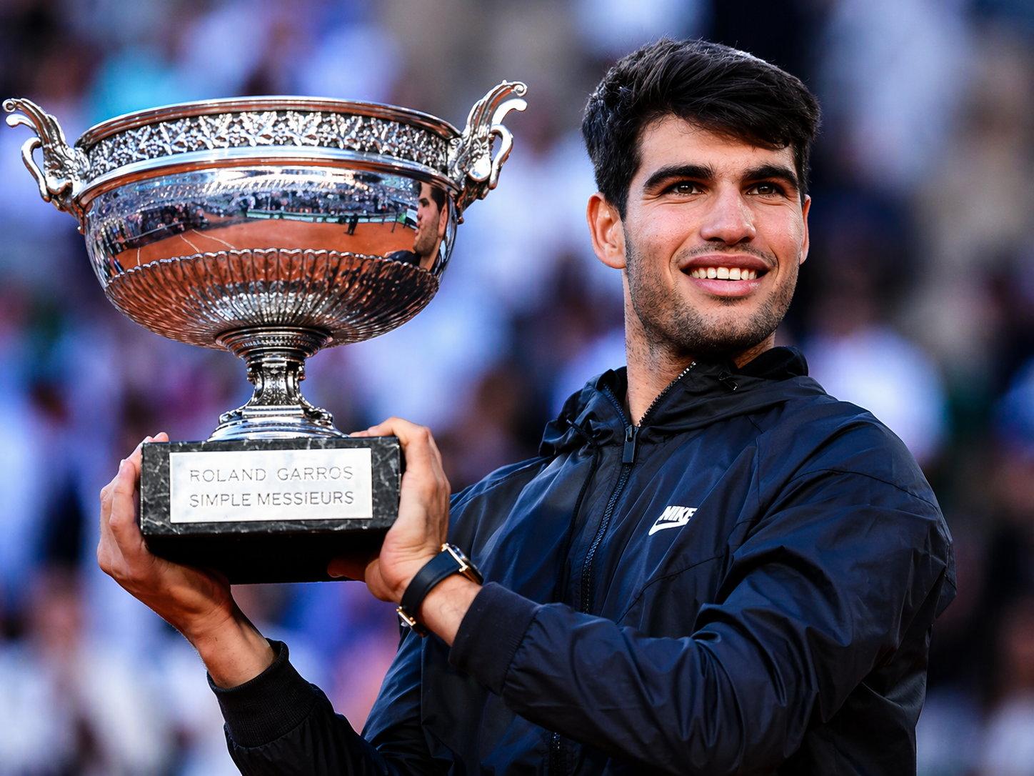 French Open 2026 – Carlos Alcaraz mit dem Siegerpokal im Stade Roland-Garros, Paris