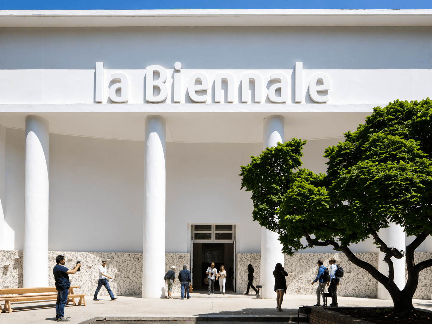 Biennale Arte 2026 – Privatflug ab der Schweiz: Eingang zur La Biennale di Venezia mit Besucherinnen und Besuchern vor dem Pavillon.