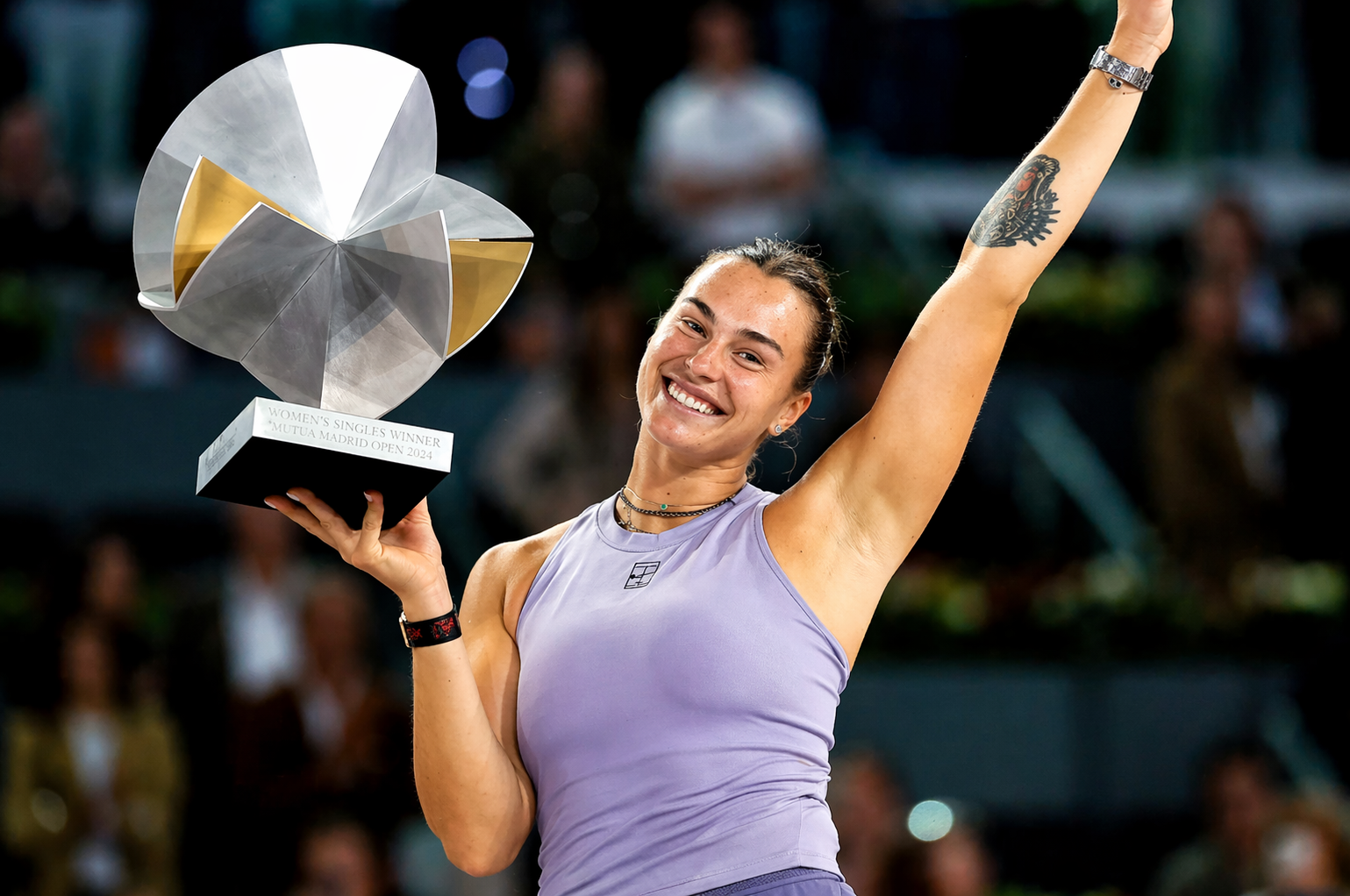 Mutua Madrid Open 2026 – Tennisspielerin mit Pokal im Stadion der Caja Mágica in Madrid.
