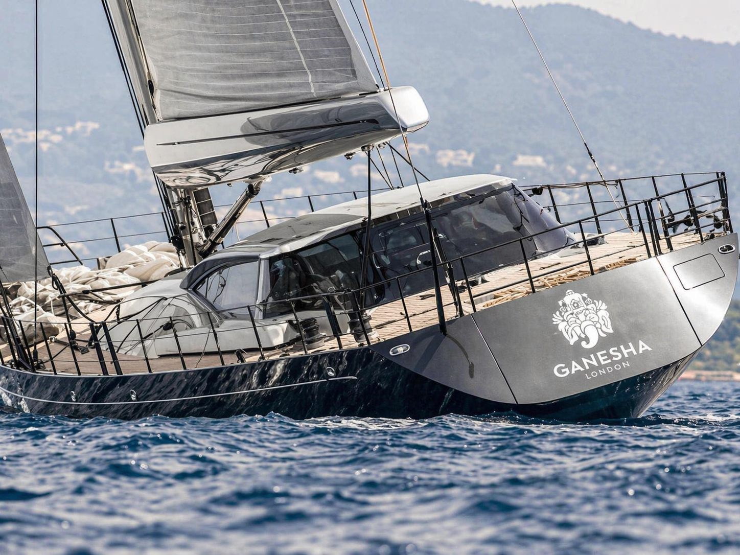 The Superyacht Cup Palma 2026 – Privatflug ab der Schweiz: Regattayacht mit Crew unter vollen Segeln in der Bucht von Palma de Mallorca.