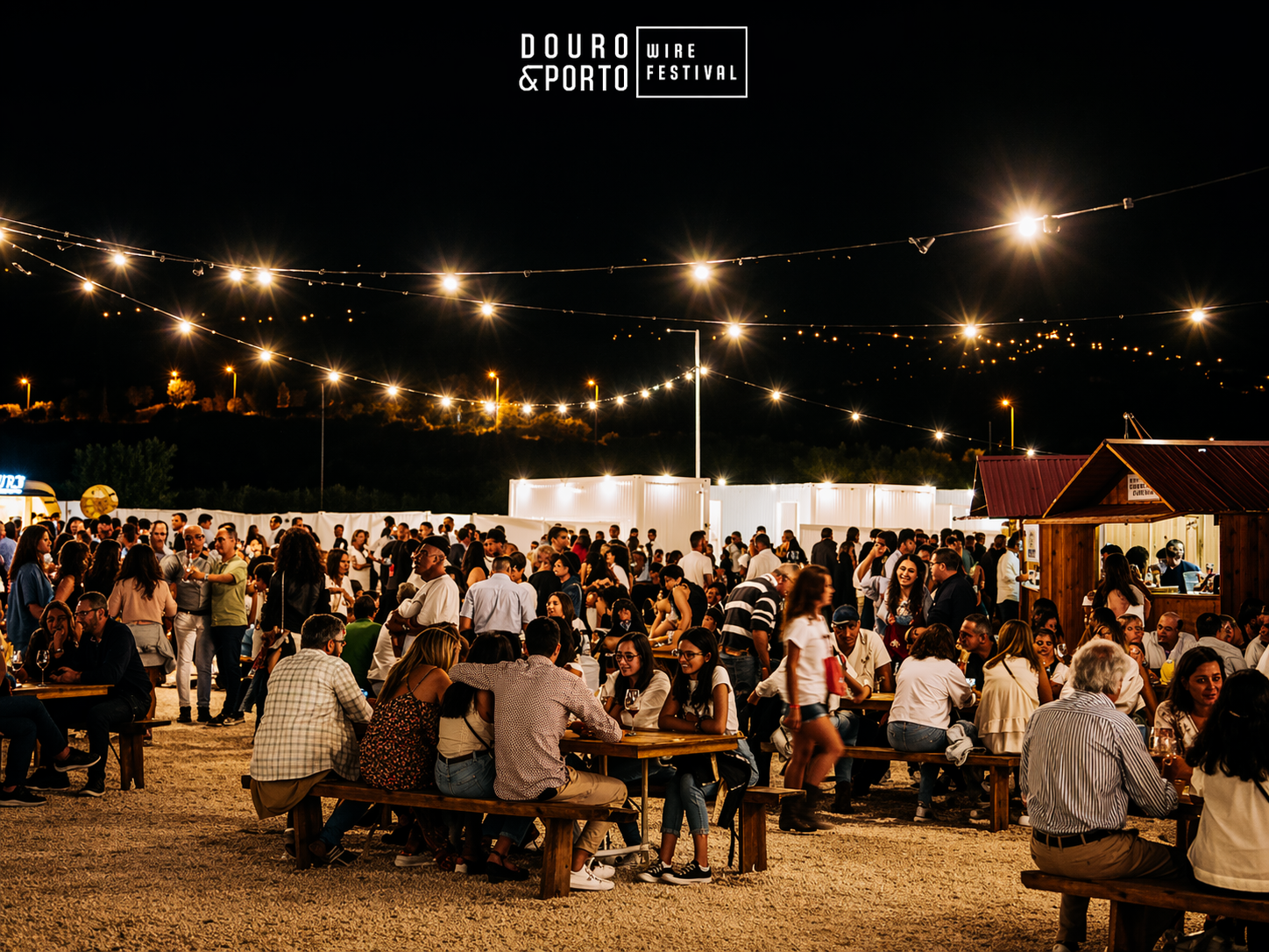 Porto & Douro Valley Festival 2026 – Privatflug ab der Schweiz: Abendstimmung mit festlich beleuchtetem Weinfest im Freien, Menschenmenge unter Lichterketten in der Region Porto bzw. Douro-Tal.