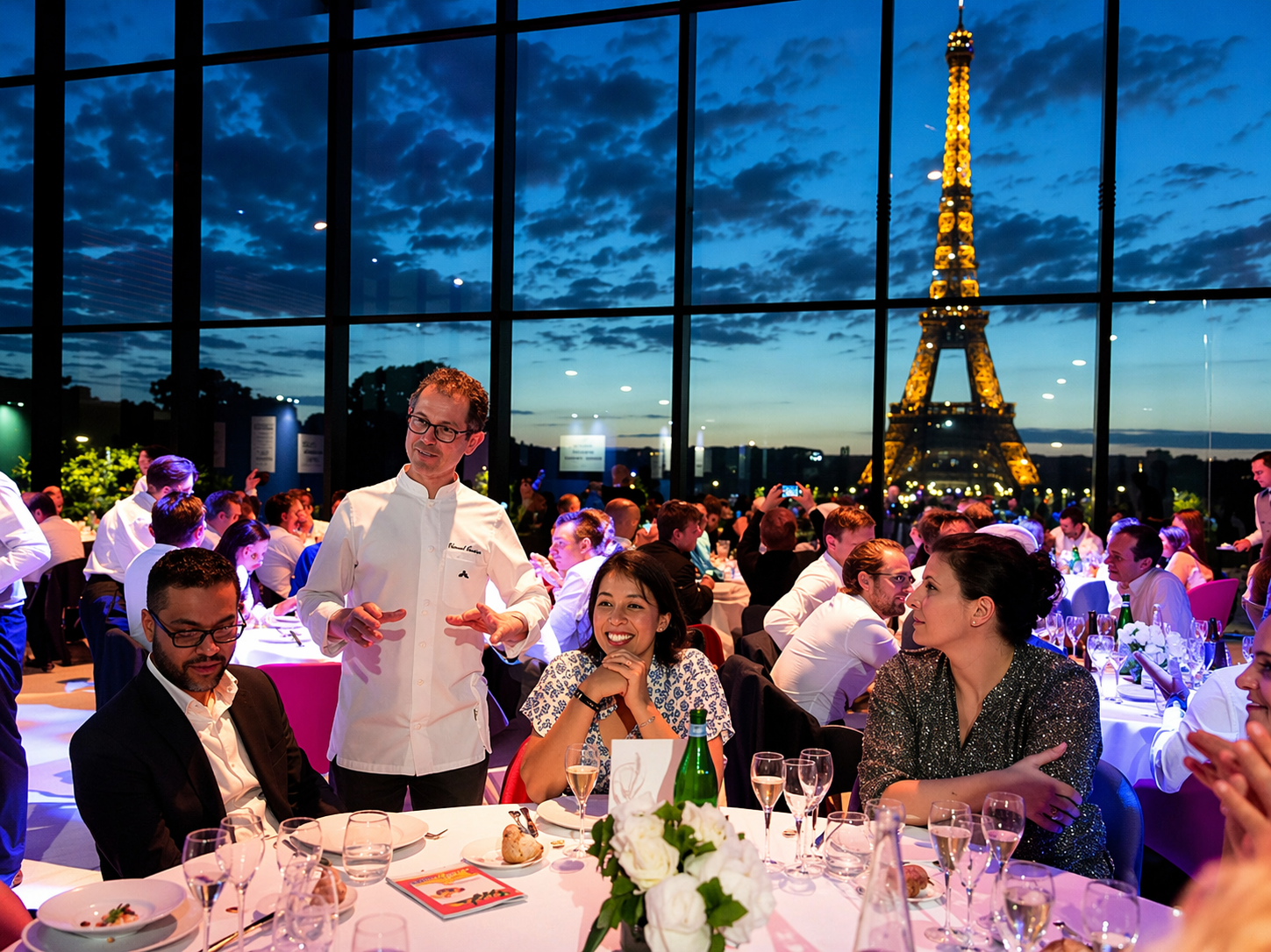 Taste of Paris 2026 – Privatflug ab der Schweiz: festlich beleuchtete Gourmetveranstaltung im Grand Palais in Paris mit Gästen an elegant gedeckten Tischen und Blick auf den Eiffelturm im Hintergrund.