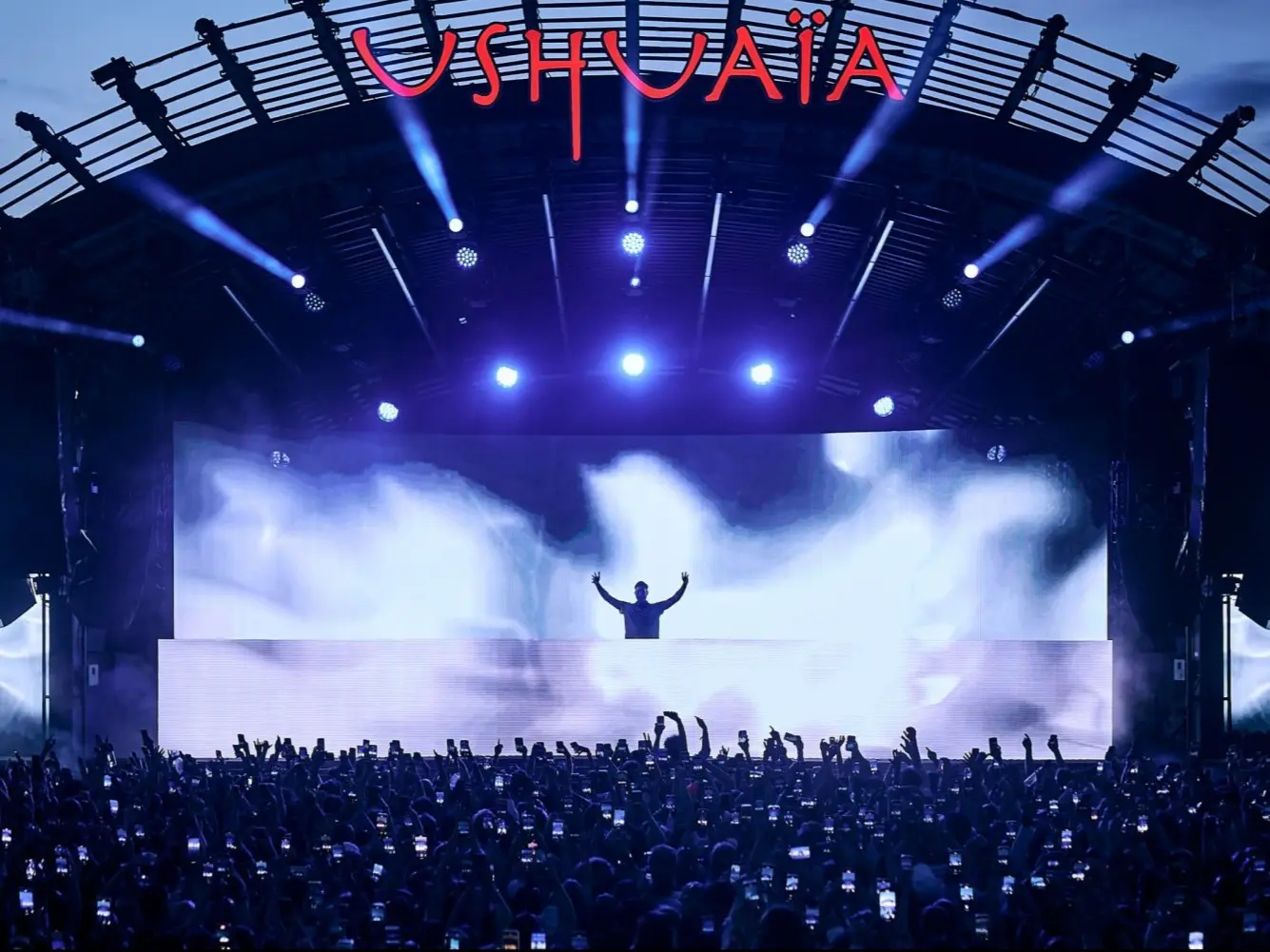 Calvin Harris live at Ushuaïa Ibiza 2026 – Open-air show in Playa d’en Bossa on Ibiza (IBZ) – Private flight from Switzerland with Swiss Elite Flight.